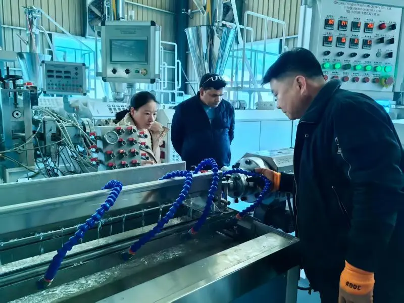 Машина з гумових іригаційних труб працює на місці для замовника в Індії