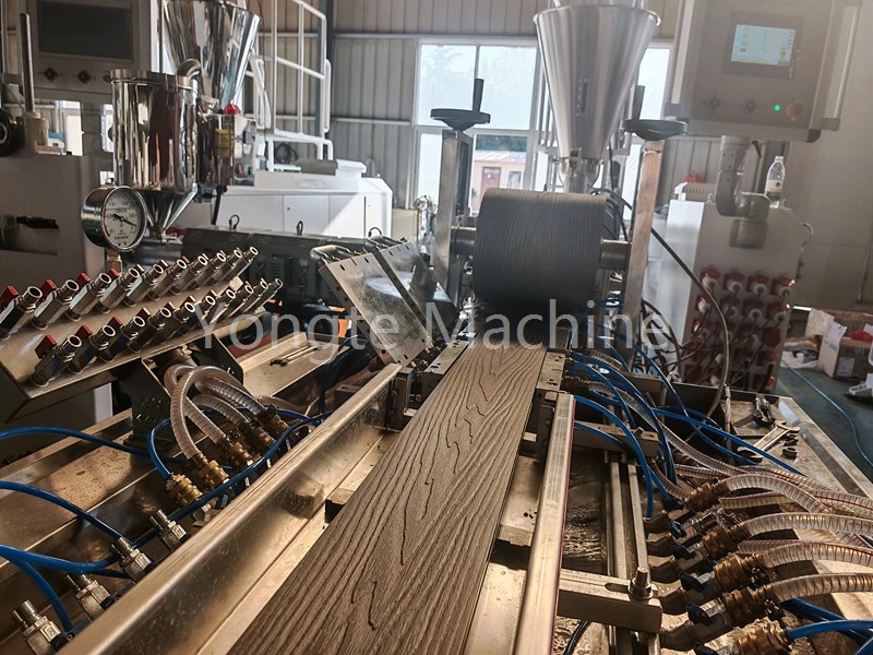 Машина перетворює пластикові відходи на профіль WPC